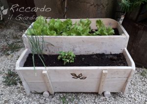 Vaso a cassetta su due piani in legno